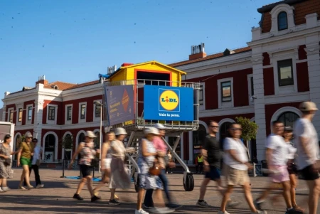 Lidl planta un carrito gigante en Madrid para su campaña de marketing de fidelización