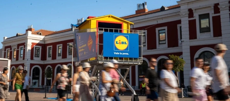 Lidl planta un carrito gigante en Madrid para su campaña de marketing de fidelización