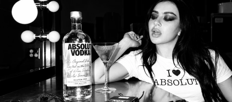 Absolut y Charli XCX unen fuerzas en una colaboración de dos años que conecta música y cultura pop