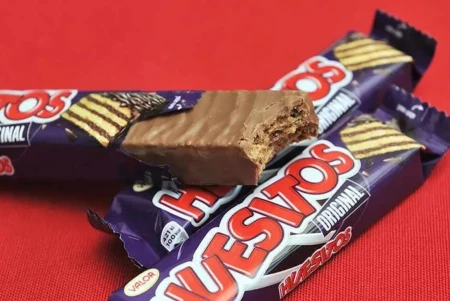 De snack irresistible a icono generacional: La marca HUESITOS celebra su 50 aniversario