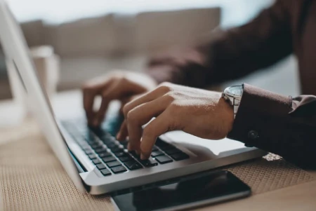 Ante el declive del SEO informativo y tradicional, las marcas deben reinventar su estrategia digital de marketing de contenidos: más creatividad, menos volumen