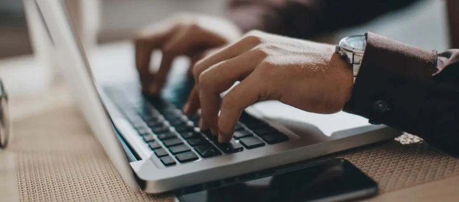 Ante el declive del SEO informativo y tradicional, las marcas deben reinventar su estrategia digital de marketing de contenidos: más creatividad, menos volumen