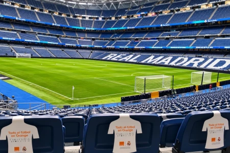 Orange, patrocinador del Real Madrid, homenajea en el Bernabéu a los abuelos y nietos que comparten su pasión por el fútbol