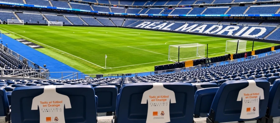 Orange, patrocinador del Real Madrid, homenajea en el Bernabéu a los abuelos y nietos que comparten su pasión por el fútbol