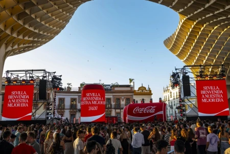 Coca Cola elige Sevilla para estrenar su nueva imagen corporativa en toda Europa en La Velada VI de Ibai Llanos