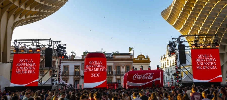 Coca Cola elige Sevilla para estrenar su nueva imagen corporativa en toda Europa en La Velada VI de Ibai Llanos