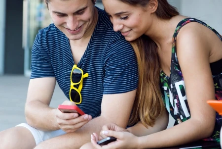 El scroll infinito en las redes sociales dispara las compras impulsivas entre los jóvenes españoles durante las vacaciones de verano