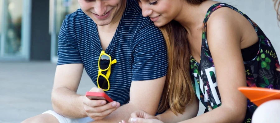 El scroll infinito en las redes sociales dispara las compras impulsivas entre los jóvenes españoles durante las vacaciones de verano